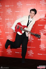 组图：严爵将与NS允智同台飙歌 相约私下拼酒