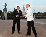 女王看望凯特王妃 传统仪式宣告王室新成员降生