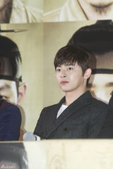 独家高清：《观相》试映 李钟硕嘟嘴比V卖萌