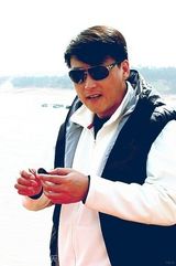 组图：刘小锋风景写真大片 笑容灿烂尽展轻松一面