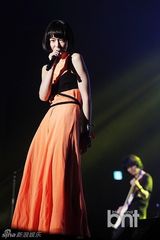 组图：赵容弼尹民秀等献唱展华丽舞台