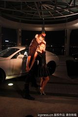 组图：郑融与外籍型男热舞 裙底频频走光