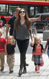 组图：安吉丽娜-朱莉携4子逛水族馆享受亲子乐