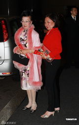 组图：赌王何鸿燊九十寿宴 何超仪红裙性感迷人