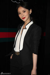 组图：熊乃瑾中性装扮出席活动干练帅气