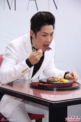 组图：吴建豪台北签唱惜肉如金湿背猛擦汗