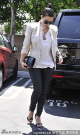 组图：金-卡戴珊黑超遮面衣着时尚干练