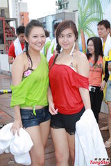 组图：白云梁政钰湿身抛胸大秀事业线