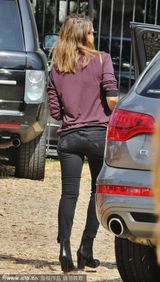 组图：阿尔芭带女游乐场玩耍 豪放蹲路边露股沟