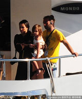 组图：卡戴珊携家人包游艇跳水度假 甘当摄影师