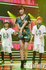 组图：神话新曲夺冠吻奖杯 SHINee钟铉银发回归