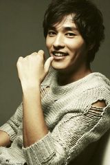 组图：型男蓝正龙最新写真 不玩酷释放微笑