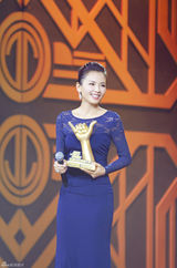 组图：刘涛获年度影视演员奖 蕾丝裙装典雅大方