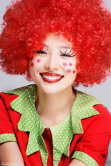 组图：江一燕小丑写真玩百变 银幕素描潇洒小妞