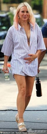 组图：娜奥米-沃茨挺假肚子扮孕妇 新片演妓女