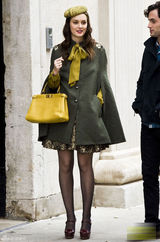 高清组图：莉顿-梅斯特街拍 斗篷大衣搭配花裙