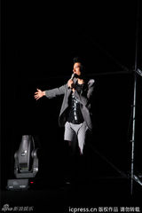 组图：王力宏开唱高空秀琴技 轻捏辣妹舞伴手腕
