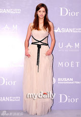 组图：东方神起高雅拉等出席时尚派对