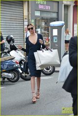 组图：米兰达可儿巴黎时装周街头现身频换装