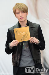 组图：JYJ金在中亮相签名会 皮衣耍帅不忘卖萌