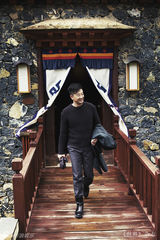 组图：黄海波游走香格里拉 展别样异域风情