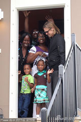 组图：皮特探望贫困家庭 与脱口秀女主持对嘴吻