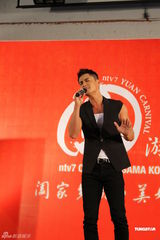 组图：罗仲谦马来西亚会歌迷 处男献唱紧张冒汗