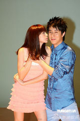 高清图：房祖名为新歌拍摄MV 与美女搂抱跳踢踏舞