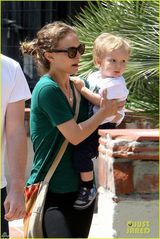 组图：母亲节盘点好莱坞女星与仔们的温馨瞬间