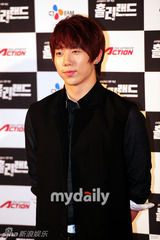 组图：ukiss东浩等出席新剧《Holy Land》发布会