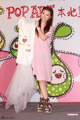 组图：邓丽欣出席活动粉色长裙显娇俏