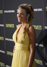 组图：布莱克明黄色礼服闪耀《野蛮人》纽约首映