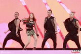 组图：香港巨蛋音乐节f(x)领衔冒台风献歌舞