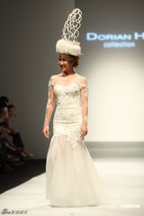 组图：李玟再穿婚纱走秀获献吻 王后造型压轴出场