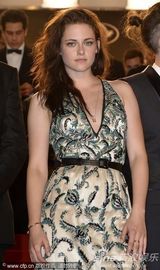 组图：暮光女戛纳走秀罩杯小难撑深V