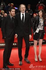 组图：夏洛特-甘斯布性感亮相 皮衣短裙尽显时尚