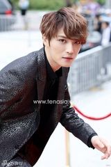 组图：金在中红毯脱衣吐舌逗粉丝 获奖感谢自己