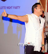 组图：韩歌手PSY釜山演唱会大跳《江南Style》