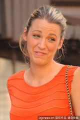 组图：莱弗利碎花裙赶拍《绯闻女孩》 搞怪表情不断