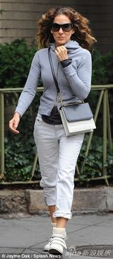 组图:杰西卡-帕克带双胞胎出游 小萝莉吐舌卖萌