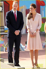 组图：威廉夫妇访澳洲 凯特王妃大玩DJ显亲民