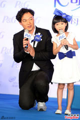 组图：陈奕迅个唱门票秒杀 与童星 乔 乔 比鬼脸