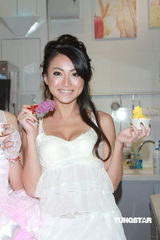 组图：黄榕书展宣传写真 现场大玩雪糕涂胸