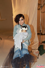 组图：卢凯彤为个唱拍海报 抱猫咪送红包