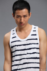 组图：成毅写真清爽袭人 十足阳光男神