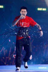 幻灯：郑秀文许志安相拥献唱 梁洛施李嘉欣捧场