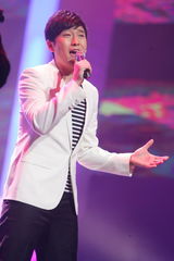 高清组图：新浪网络盛典 满江献唱《中华诵》