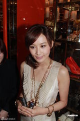 组图：汪诗诗出席新店开幕礼 力挺甄子丹认真专业