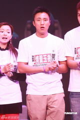 幻灯图：香港演艺界赈灾 tvb艺人唱月亮代表我的心