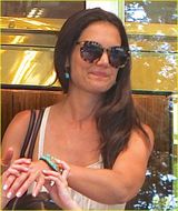 组图：小苏瑞穿花裙出街 牵妈妈手乖巧机灵